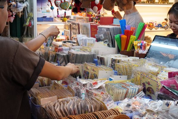 Các sản phẩm thủ công đẹp mắt được trưng bày tại Bưu điện thành phố
