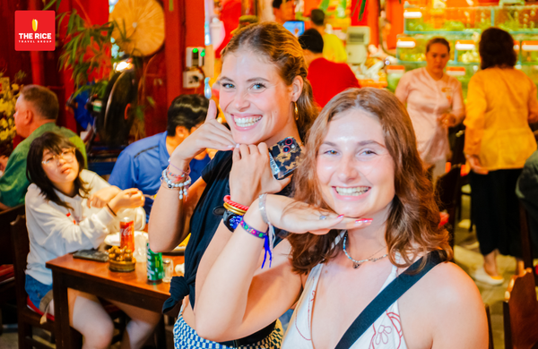 With its open cultural exchange space, visitors can easily interact and make friends here.