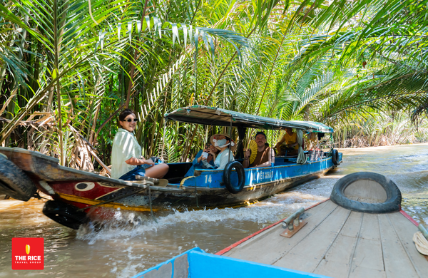 Tourists can take a boat ride through four famous islets in the Mekong Delta: Long, Lan, Qui, and Phung