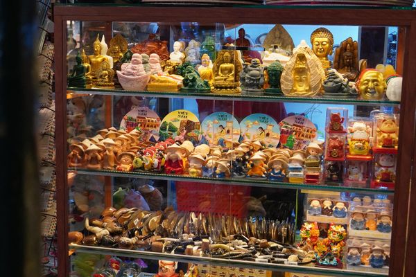 Bên trong Bưu điện thành phố có rất nhiều sản phẩm mang đậm nét văn hóa Việt