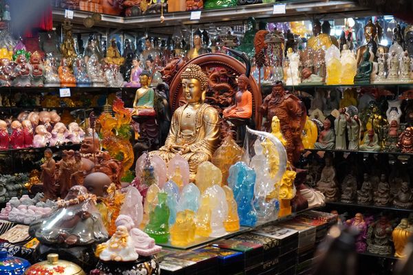 Tượng Phật được bày bán tại chợ Bến Thành