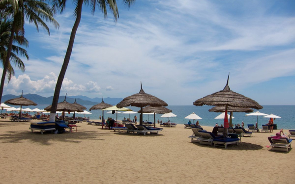 Nha Trang - điểm du lịch nổi tiếng với biển xanh, cát trắng được lòng đông đảo khách