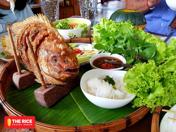 Cá tai tượng chiên xù thưởng thức kèm rau sống - món ăn ngon nức lòng nổi tiếng tại đồng bằng Sông Cửu Long