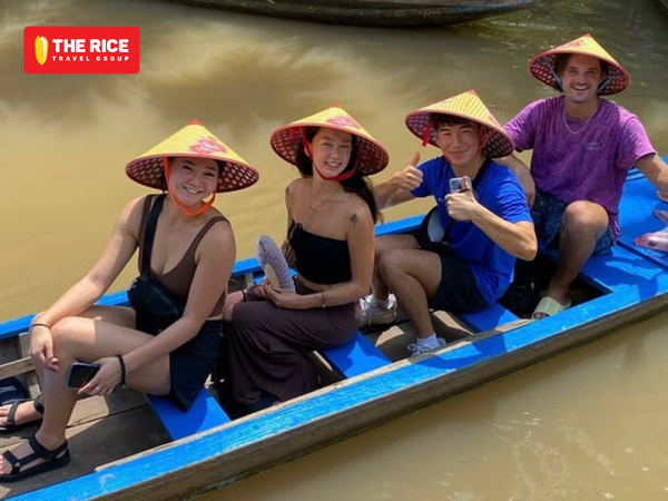 Du khách đi tour du lịch Bến Tre có thể mặc trang phục thoải mái để thuận tiện di chuyển