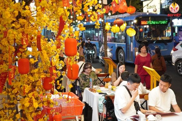 Sài Gòn mùa Tết bừng sáng với không khí lễ hội sôi động, sắc xuân rực rỡ lan tỏa khắp phố phường