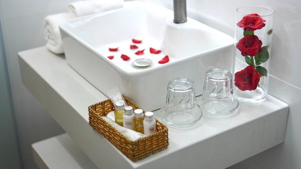 Không gian khách sạn sạch sẽ, đầy đủ tiện nghi