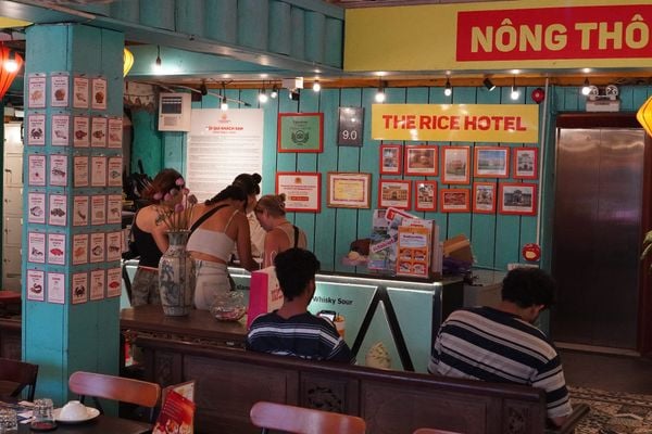 Nhân viên khách sạn có hỗ trợ thuê xe, đặt tour khi khách có nhu cầu