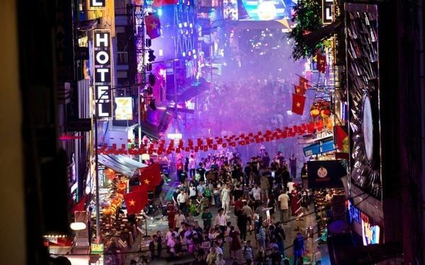 Tourists can visit many famous places without spending too much time.