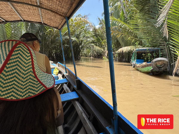 Sitting on the boat, you can admire all four famous islets: Long, Lan, Quy, and Phung.