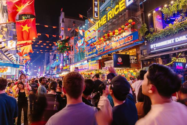 Tourists should prioritize hotels in the city center to save travel time