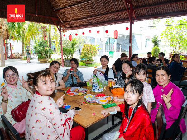 Guests enjoyed fruit while listening to traditional Vietnamese folk music