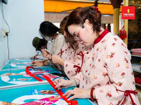 Khách đến chùa Vĩnh Tràng để cầu tình duyên và gia đạo bình yên, may mắn