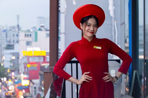 Nhân viên khách sạn hỗ trợ khách 24/7