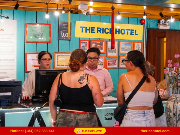 Nhân viên hỗ trợ khách 24/7