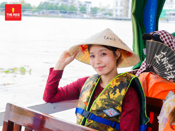 You will take a boat ride through the four islets of Long, Lan, Qui, and Phung in sequence.