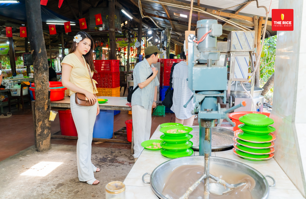 Bạn sẽ được tìm hiểu kĩ hơn về văn hoá, con người, lối sinh hoạt của người dân đây