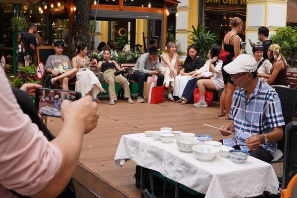 Every weekend, the book street usually features musical performances by various artists
