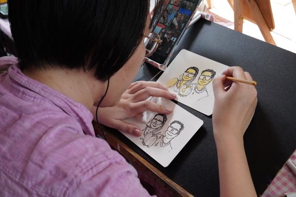 Customers can experience having their portraits drawn by artists here