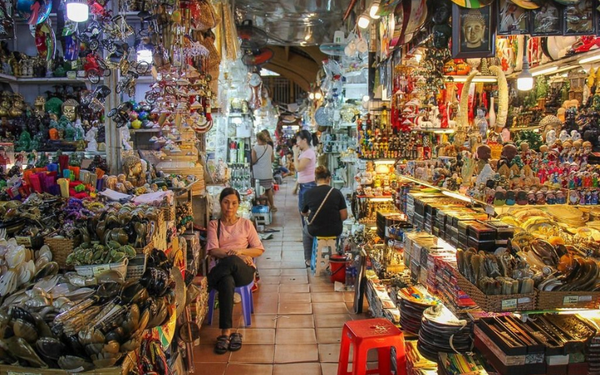 Tourists can go to Ben Thanh Market to buy souvenirs.