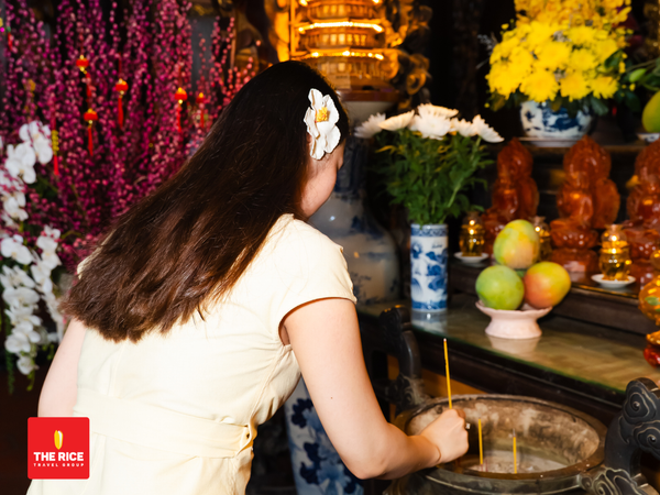 Visitors come to Vinh Trang Pagoda to pray for love, family peace, and good fortune