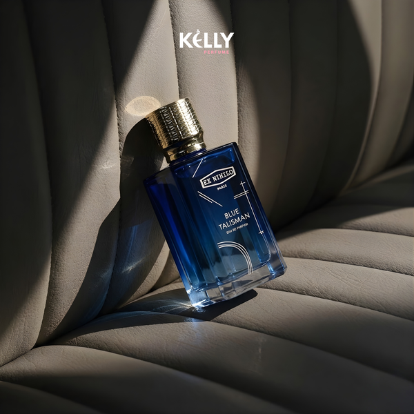 Chai nước hoa Ex Nihilo Blue Talisman chính hãng tại Kelly Perfume, được đặt trên ghế da ô tô dưới ánh nắng mặt trời trực tiếp gay gắt, minh họa cho tác nhân ánh sáng làm hỏng nước hoa.
