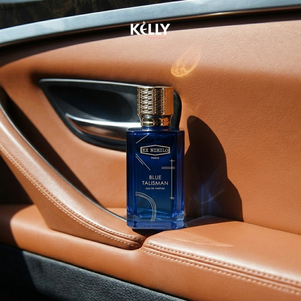 Chai nước hoa Ex Nihilo Blue Talisman chính hãng Kelly Perfume nằm nghiêng trên ghế da ô tô màu xám dưới ánh nắng chiếu qua kính, minh họa cho tác nhân nhiệt độ và ánh sáng trong xe hơi làm hỏng nước hoa.
