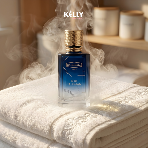 Chai nước hoa Ex Nihilo Blue Talisman chính hãng Kelly Perfume được đặt trên khăn tắm trắng trong phòng tắm, có hơi ẩm bốc lên xung quanh, minh họa cho tác nhân độ ẩm gây hỏng nước hoa.
