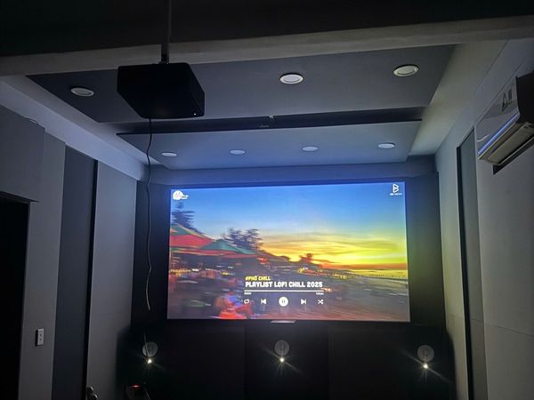 Xview NF300 GTV sáng hơn, có Google TV và Netflix chính chủ