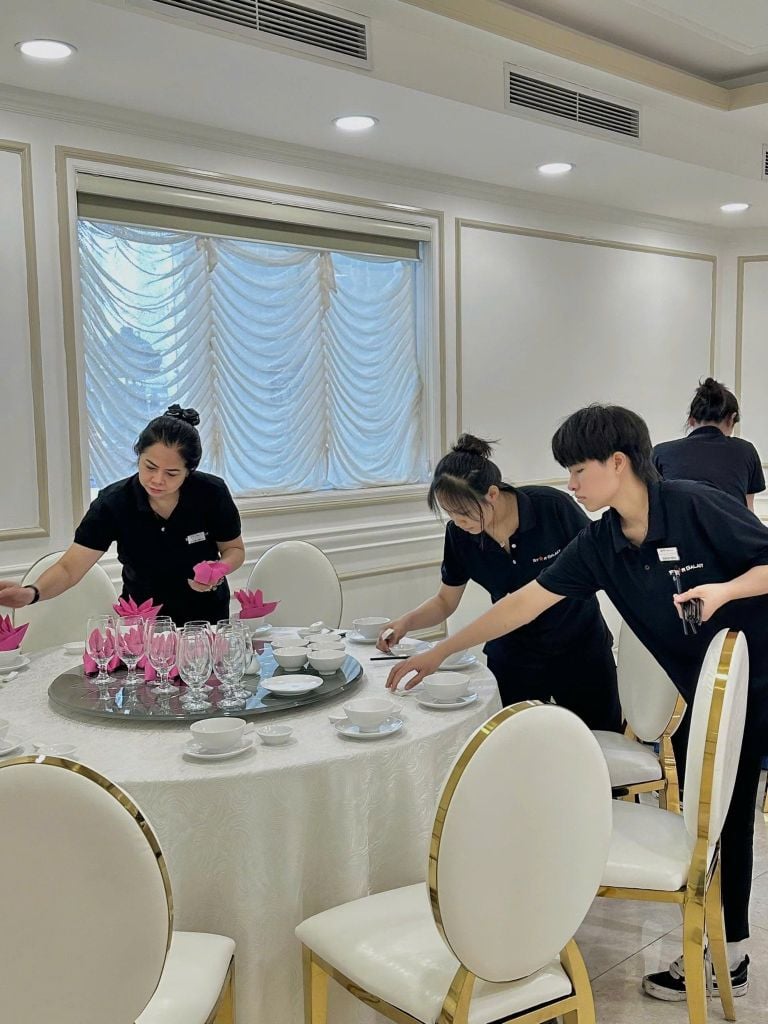 Thực hành setup bàn tiệc chuẩn hóa