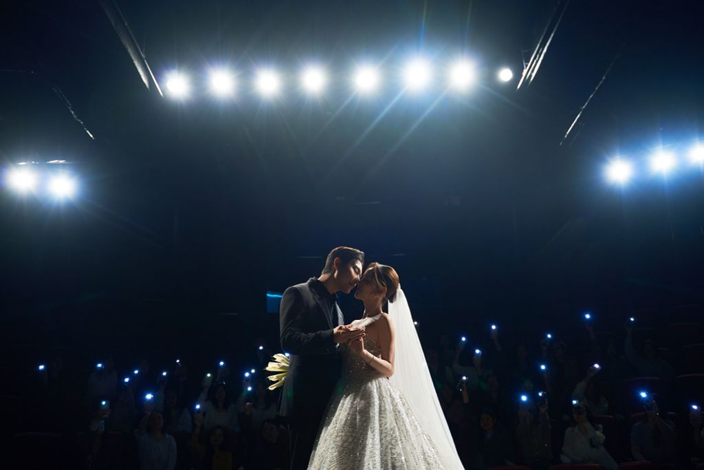 Chụp ảnh cưới trong Nhà hát dấu ấn khắc sâu ngày trọng đại