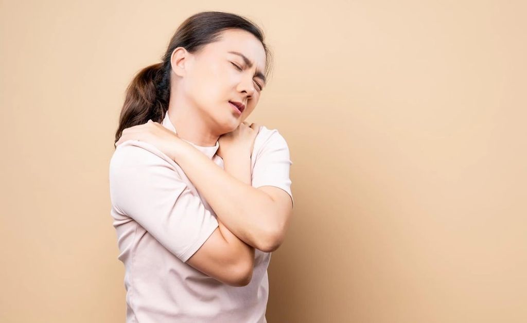 Trời lạnh được xem là kẻ thù thầm lặng gây đau mỏi cơ bắp (Nguồn ảnh: Internet)