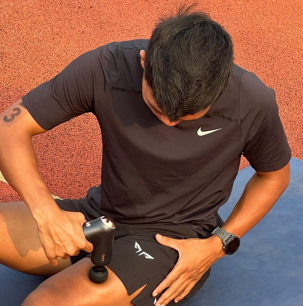 Người dùng súng massage nên giữ máy thẳng góc (90°) với da