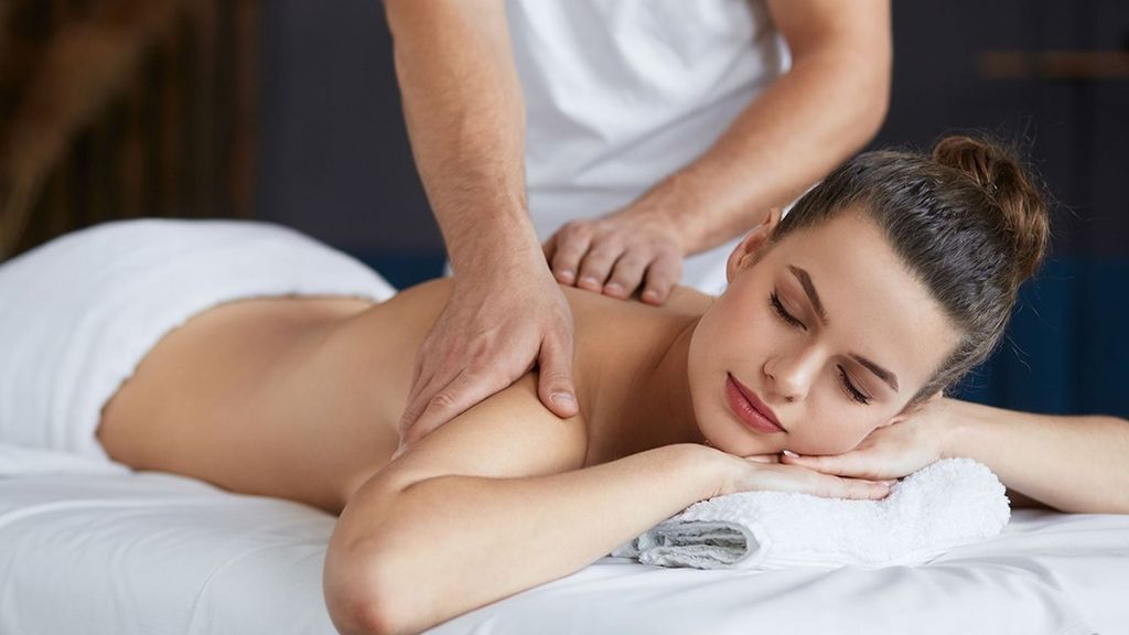 Massage là liệu pháp đơn giản giúp bạn giữ ấm và tăng cường tuần hoàn máu (Nguồn ảnh: Internet)