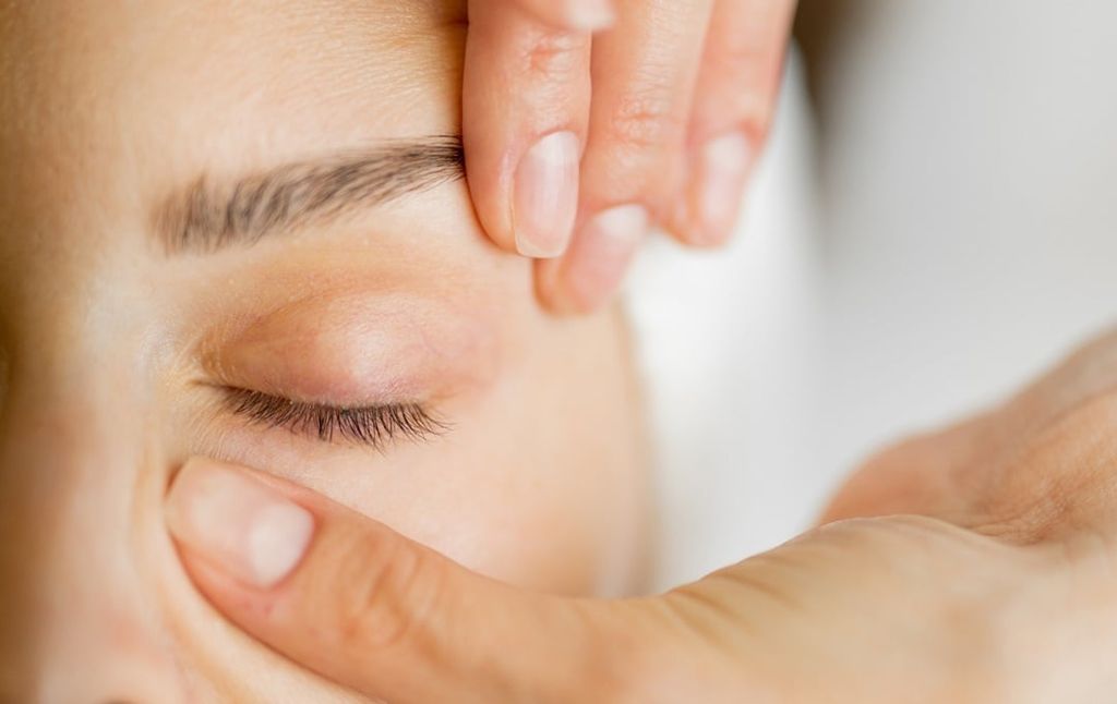 Massage là giải pháp hiệu quả để thư giãn cơ quanh mắt (Nguồn ảnh: Internet)