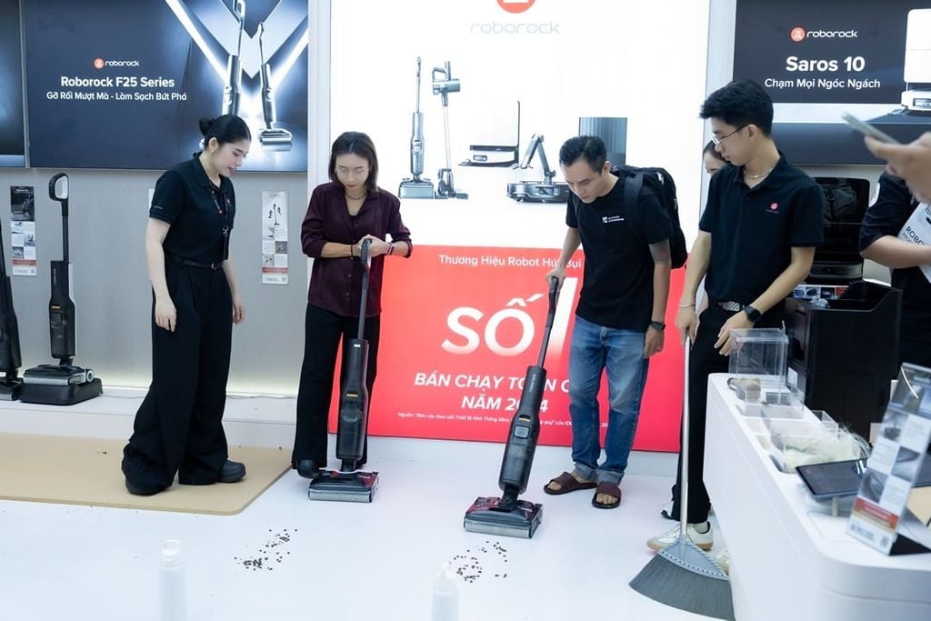 Bạn có thể trải nghiệm và mua máy hút bụi chính hãng tại Roborock Flagship Store
