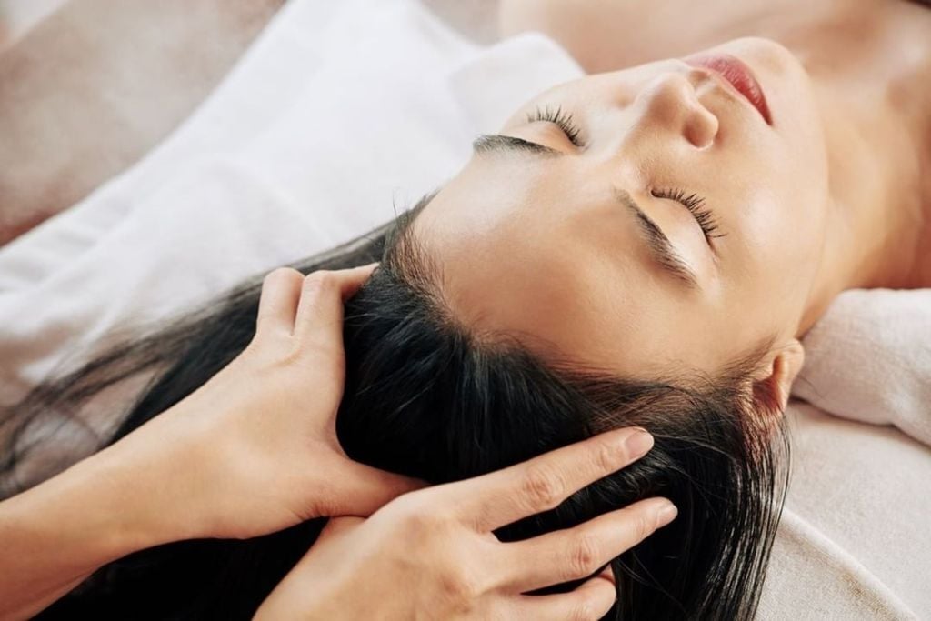 Massage vùng đầu giúp giảm đau, cải thiện lưu thông khí huyết (Nguồn ảnh: Internet)