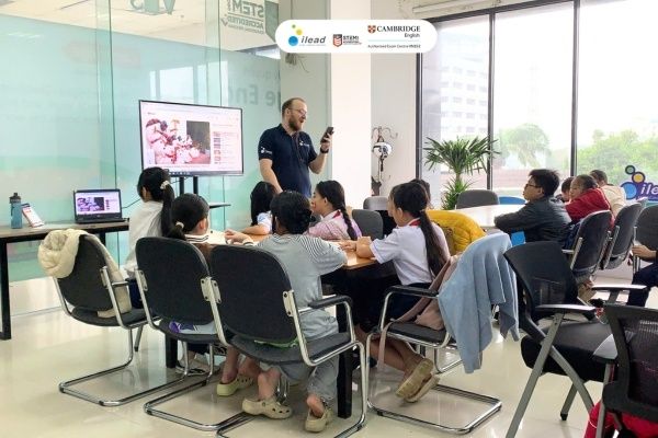 Học tiếng Anh giao tiếp tại iLEAD AMA Huế