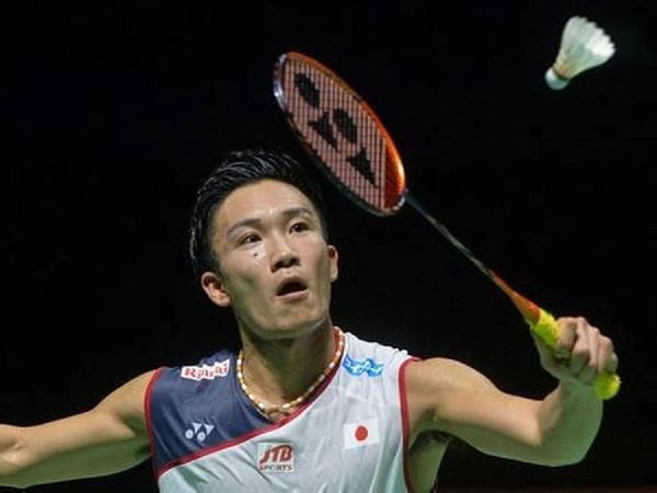 VĐV chuyên nghiệp thực hiện kỹ thuật cầm vợt backhand trong thi đấu cầu lông quốc tế