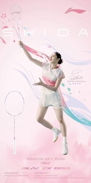 Chiharu Shida cầm vợt Li-Ning BladeX 880 Shida Edition — phối màu hồng trắng signature