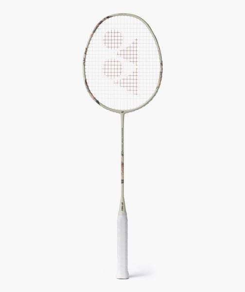 Chi tiết màu Light Beige và họa tiết vân mây trên khung vợt NanoFlare 700 Play 2026