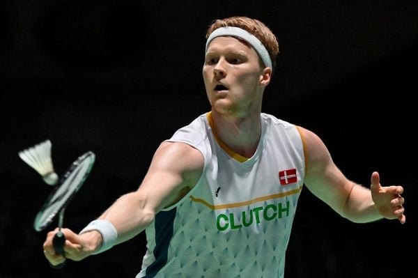 Anders Antonsen thực hiện net shot — minh họa tư thế và điểm tiếp xúc cầu đúng cách