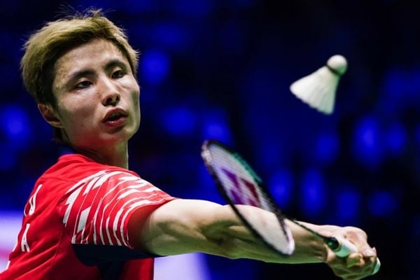 Lỗi thường gặp khi đánh net shot cầu lông — cầu bay quá cao và quá xa lưới