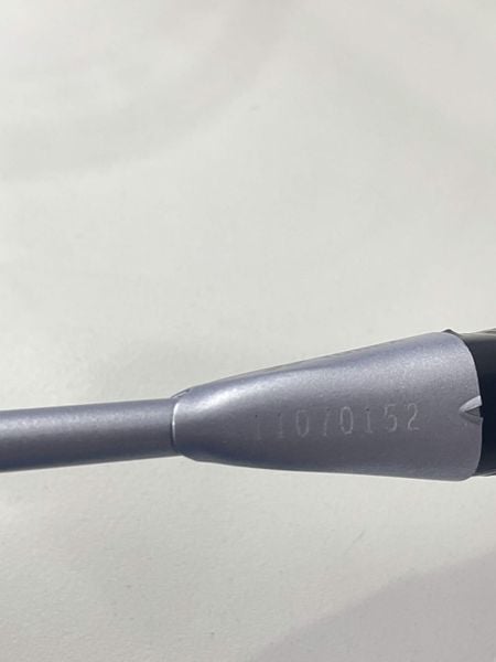 Nhận biết vợt Yonex chính hãng — so sánh nắp cán vợt và số seri hàng thật và hàng giả