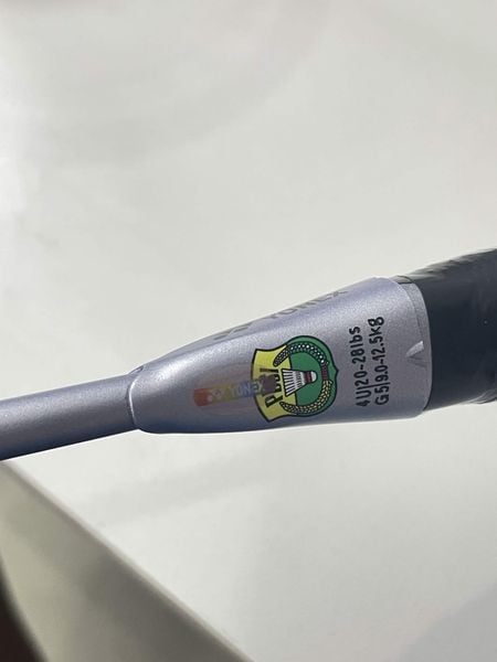 Nhận biết vợt Yonex chính hãng — kiểm tra tem 3D hologram và mã số seri khắc laser trên cán vợt