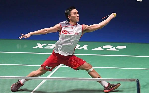 Kỹ thuật di chuyển 4 góc sân cầu lông — minh họa scissor kick, round-the-head và các bước chân cơ bản