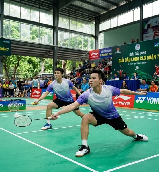 Minh họa cách cầm vợt forehand và backhand cho cú drive cầu lông — vị trí ngón cái
