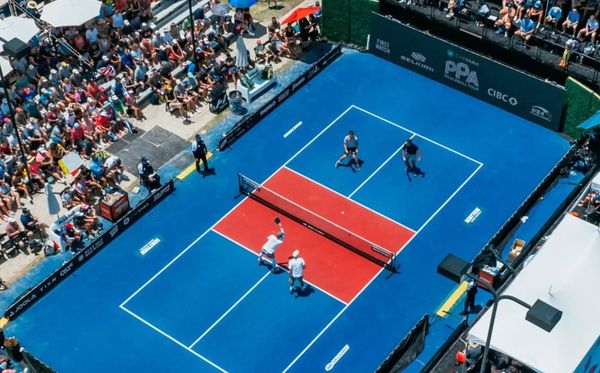 Thi đấu pickleball chuyên nghiệp tại PPA Tour — rally và tính điểm trong trận đấu đôi