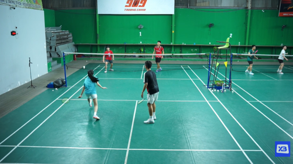 Team nhà XBSports giao lưu trên sân 909 Trường Chinh — không khí vui và cú smash rất thật