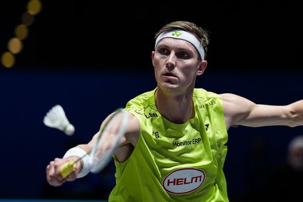 Viktor Axelsen thi đấu tại giải cầu lông quốc tế — cú smash đặc trưng của The Great Dane
