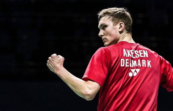 Viktor Axelsen nâng cúp vô địch cầu lông Olympic Paris 2024 — HCV thứ hai liên tiếp
